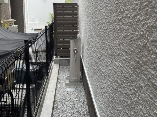 浄水器は奥行きがエアコンの室外機よりも薄いです