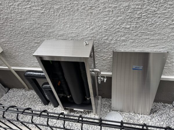 浄水器の天板、前蓋は手で開けられるようになっています。工具は不要です。