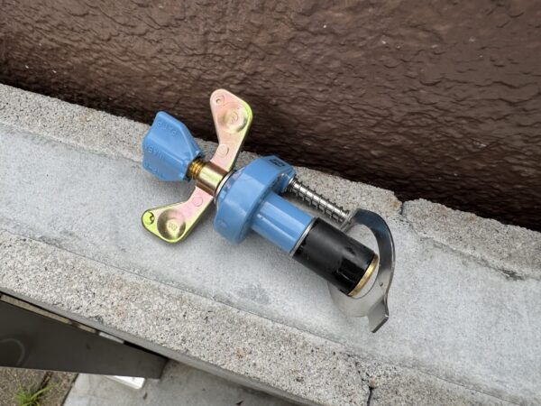 栓をして、水道メーターを開けて家の中を確認します。
