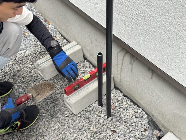 浄水器本体を固定するコンクリートブロックを設置します。