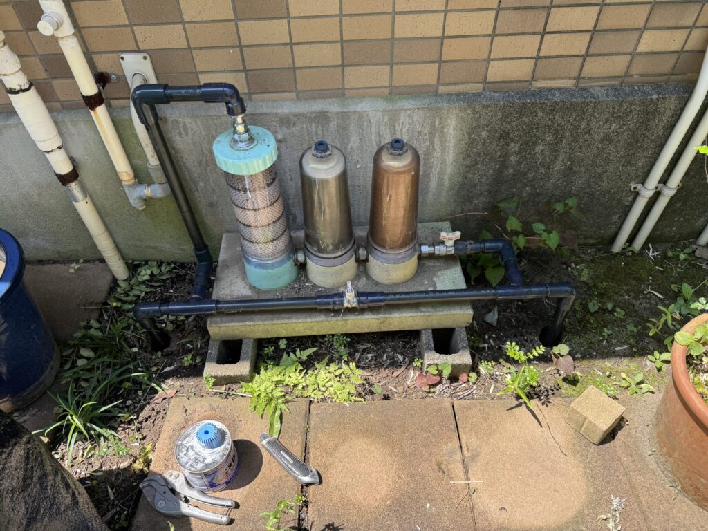 保温材がまかれていたので、配管を切断ずるために剥がします。