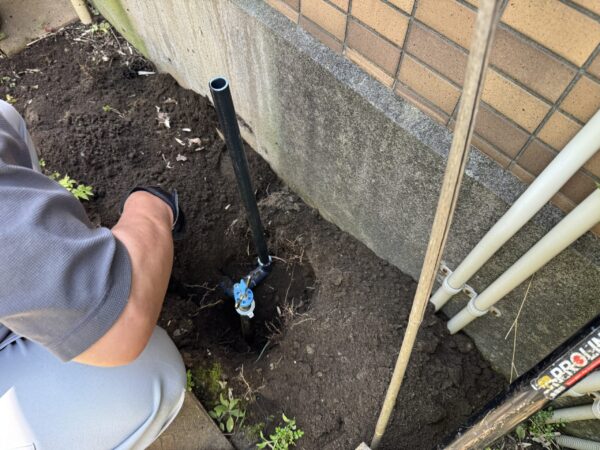 配管を弊社の浄水器に併せて立ち上げ位置を変えました。