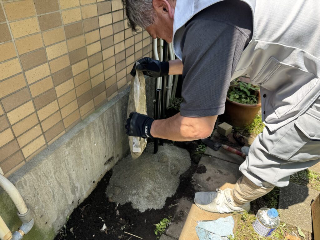 土台となっていたコンクリートブロックを除いた分、持参した砂を足しました。