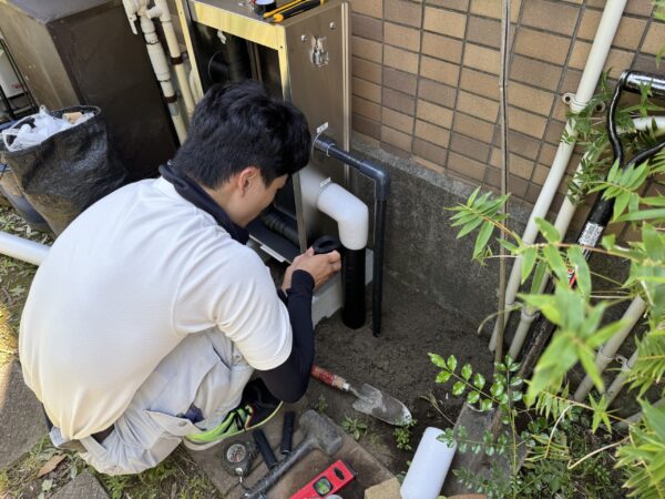 立ち上げた配管は凍結防止のため、保温材を巻きます。