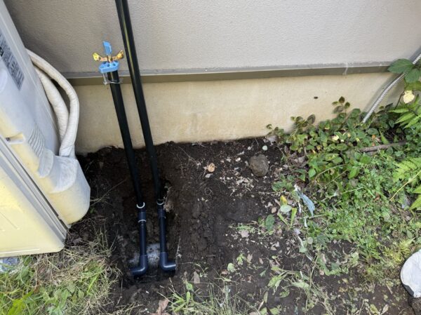 IN側に栓をして、水道メーターを開けます。