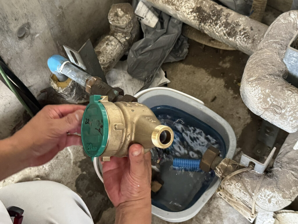 水道メーターごと外し、元々あった配管を接続します。