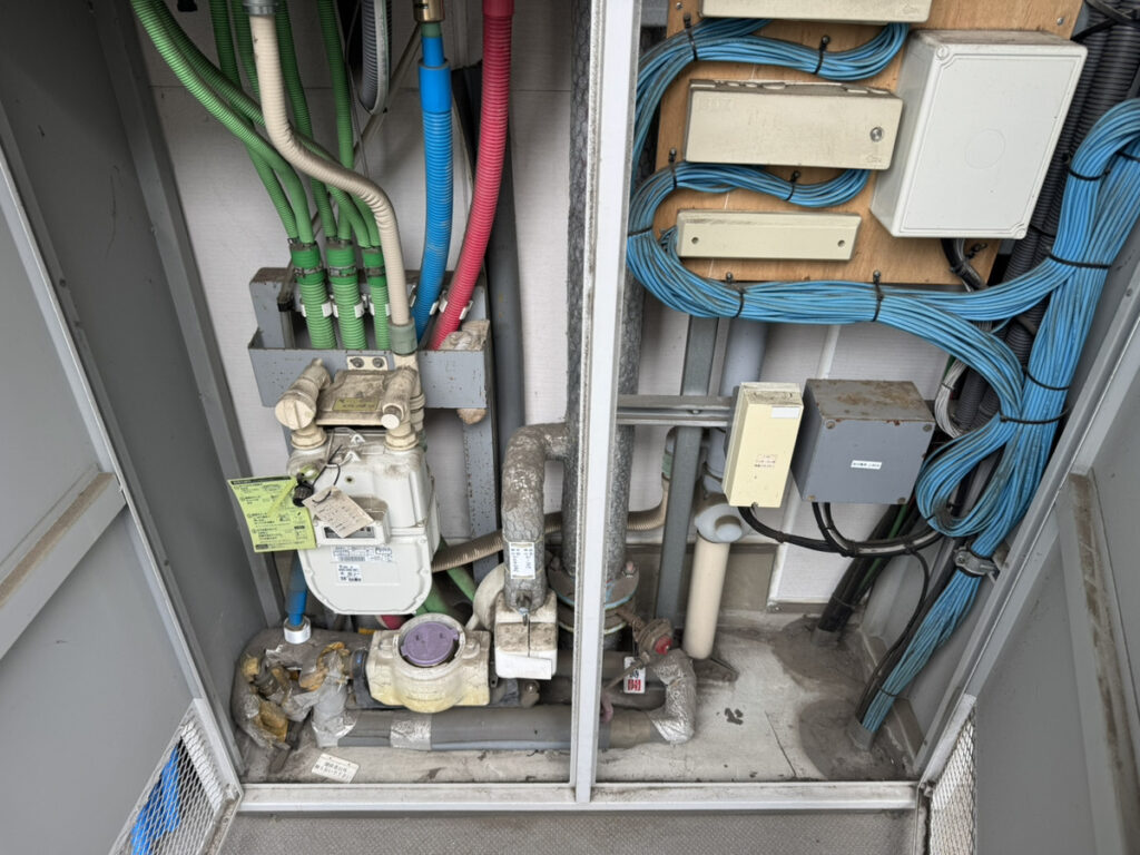 設置前の状況です。既存の器具たちには触れないよう気を付けます。