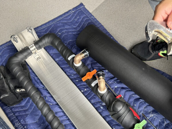 浄水器本体に継手を付けます。