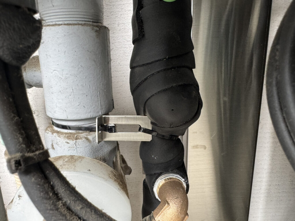 浄水器が倒れない様、転倒防止を怠りません