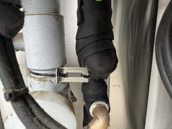 浄水器が倒れない様、転倒防止を怠りません