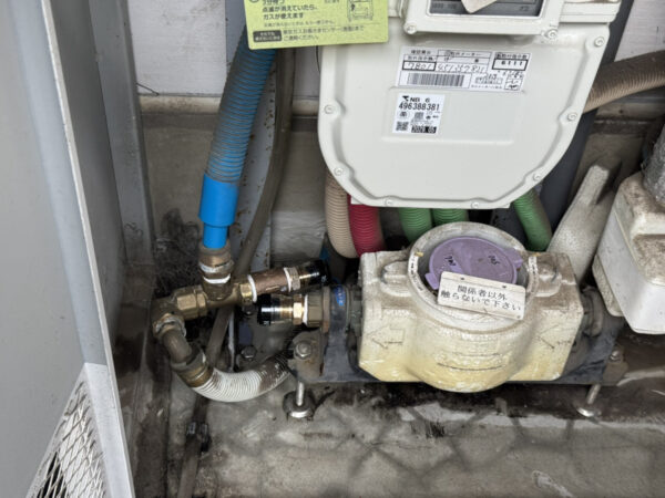 家中まるごと浄水器®と水道メーターをポリ管で繋ぐ準備ができました。