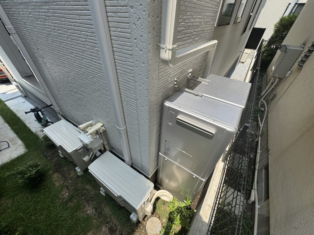給湯器があって、這いありこむのは至難ですね。
