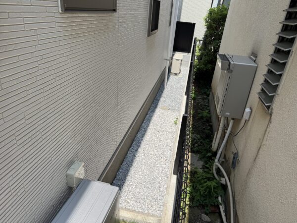 ご自宅の裏に家中まるごと浄水器を設置。人が入り込むにはかなり大変な狭さですね。