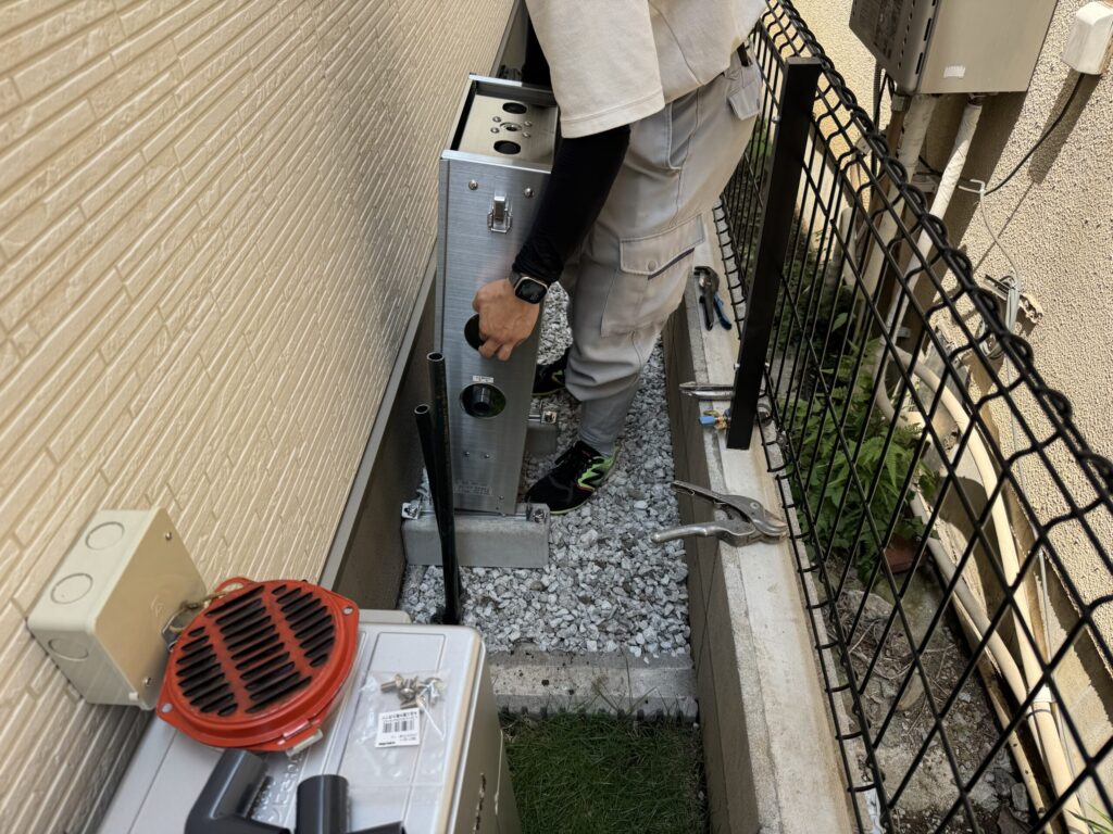 おうちの逆側から、家中まるごと浄水器を運んできました。それなりに重いので大変です。