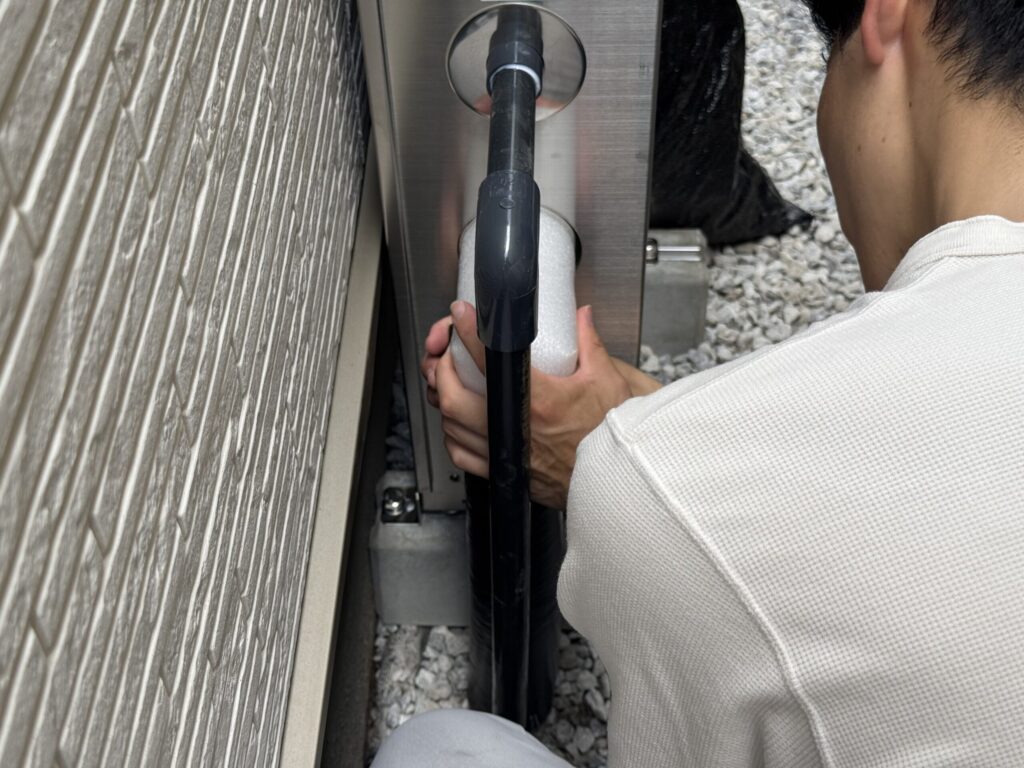 立ち上げた配管には保温材を巻いていきます。