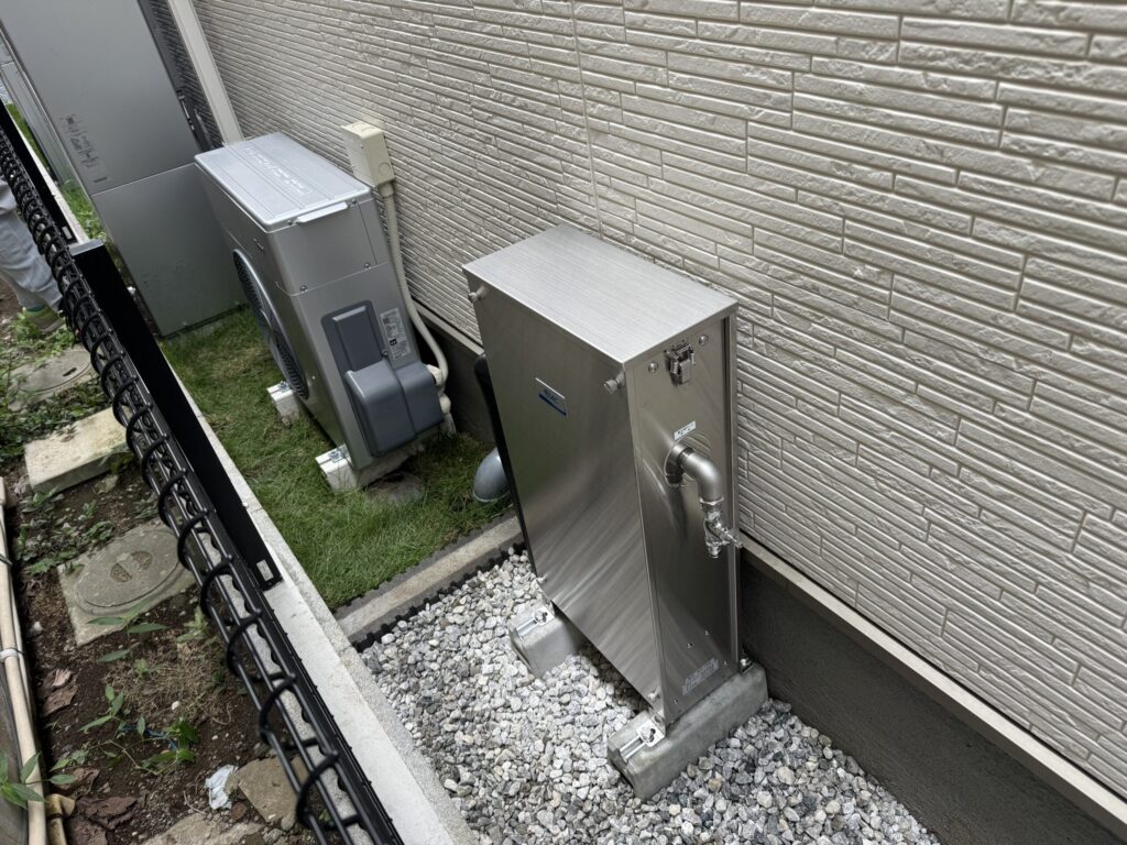 設置完了。エアコンの室外機ともデザインが似ていて、違和感がないですね。