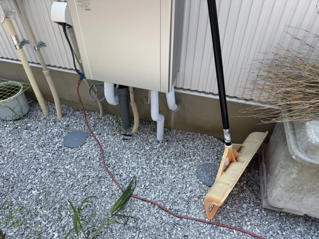 給湯器が下から給水されているため、どこから入ってきてるかわからず。