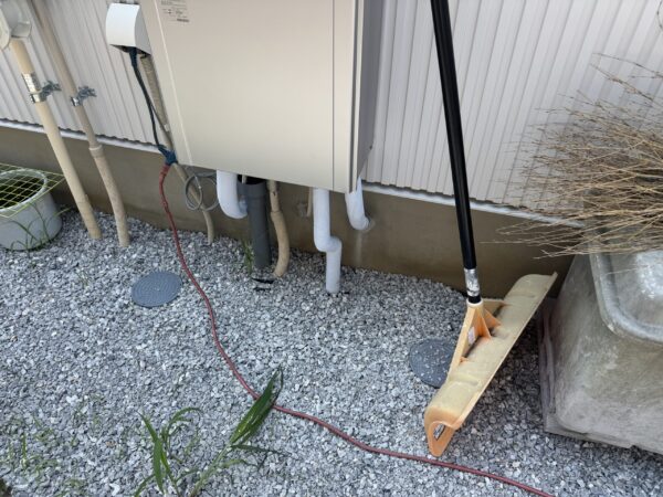 給湯器が下から給水されているため、どこから入ってきてるかわからず。