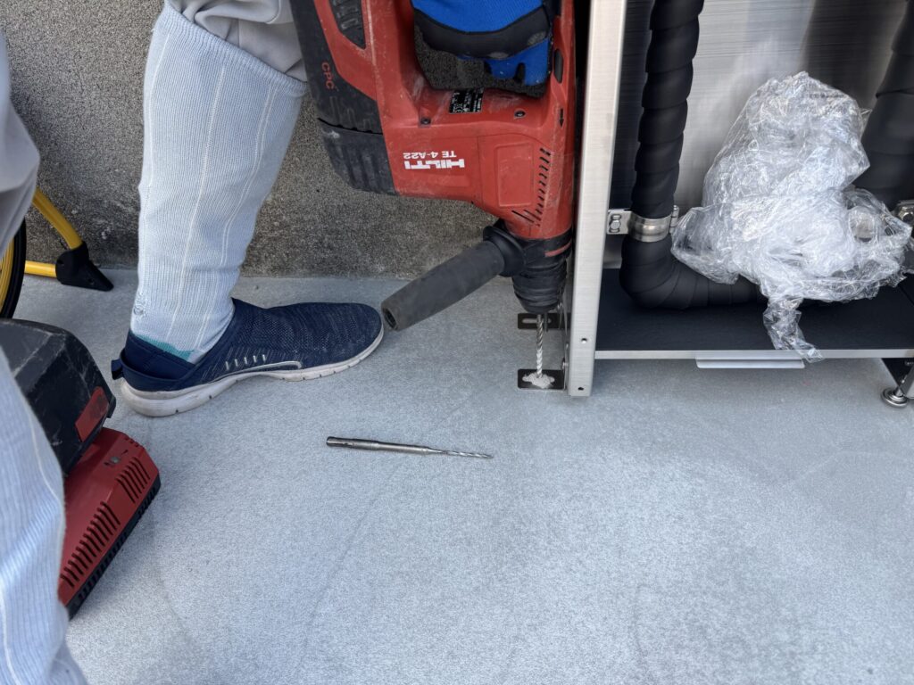 浄水器本体を固定するため、アンカーを打ち込みます。震度７の地震でも倒れません。