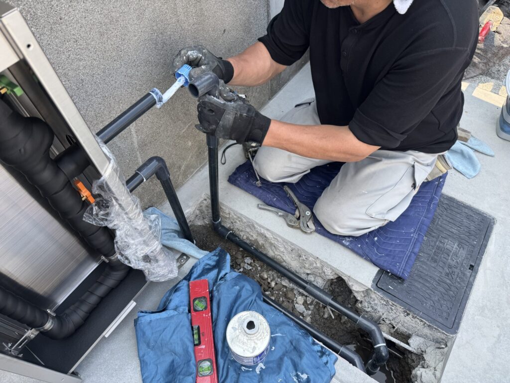 配管接続には接着剤を使っています。匂いの処理は必ず行います。