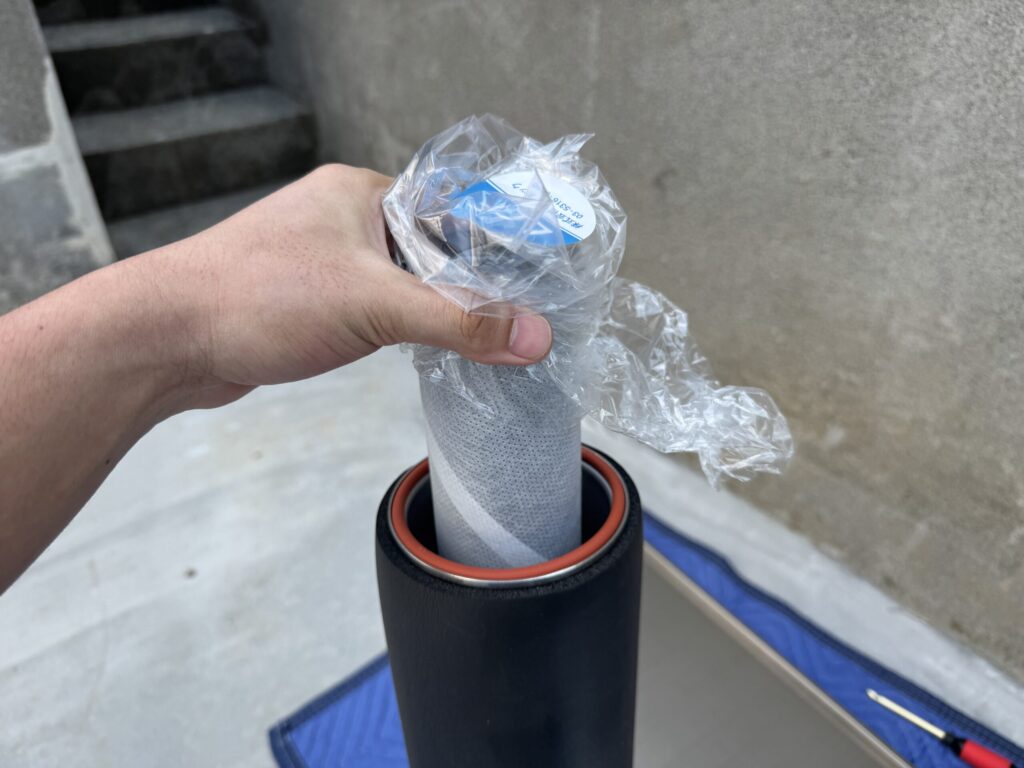 フィルターを差込みます。これ一本で家中すべてが浄水になります。