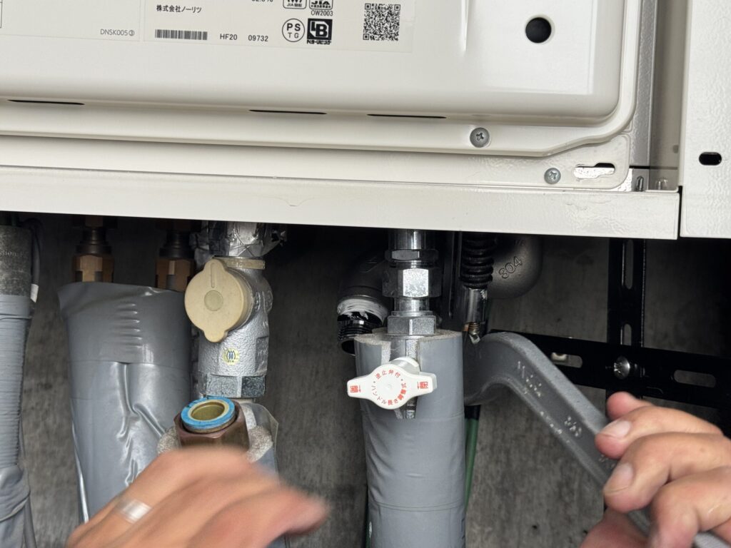 給湯器に向かっている配管の向きを変え、施工しやすくします。
