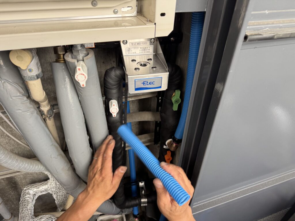 浄水器本体と水道メーターを接続します。