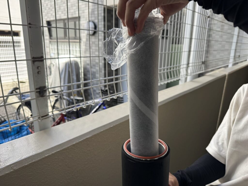 浄水カートリッジを装填します。