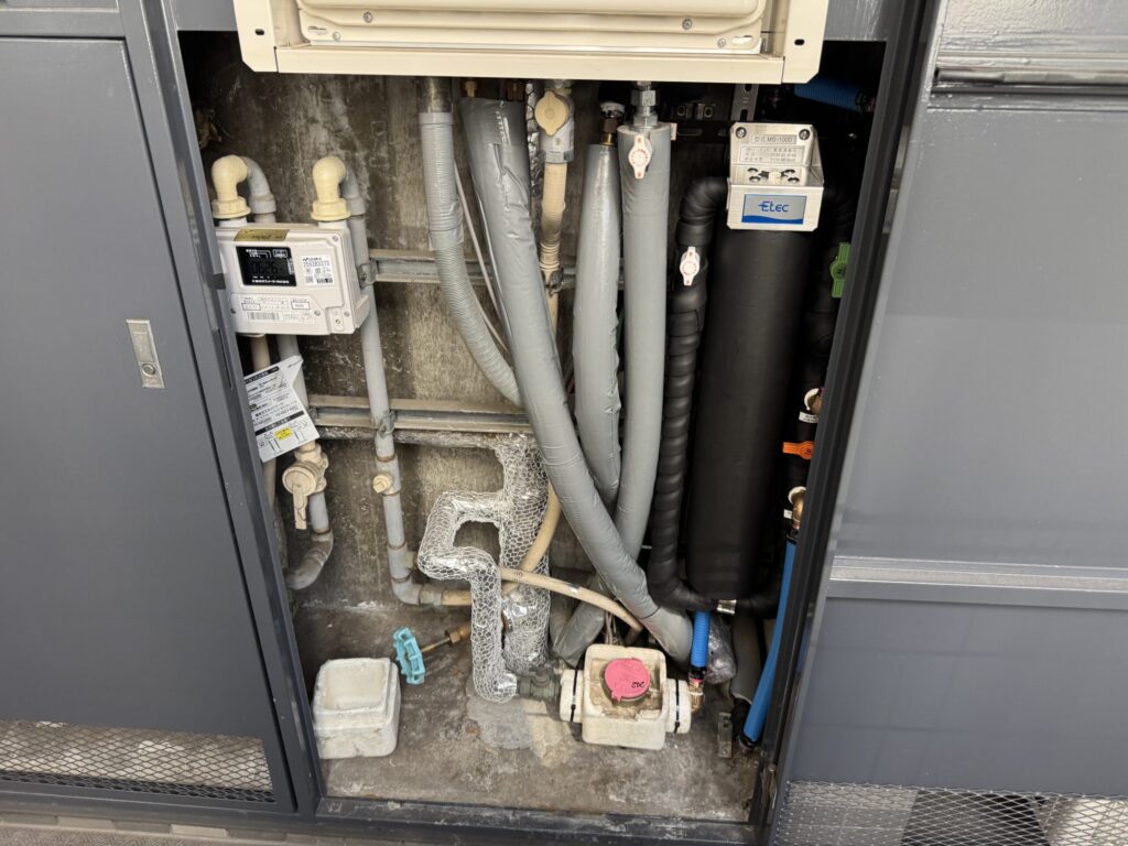 浄水器本体を何とか設置する事ができました。