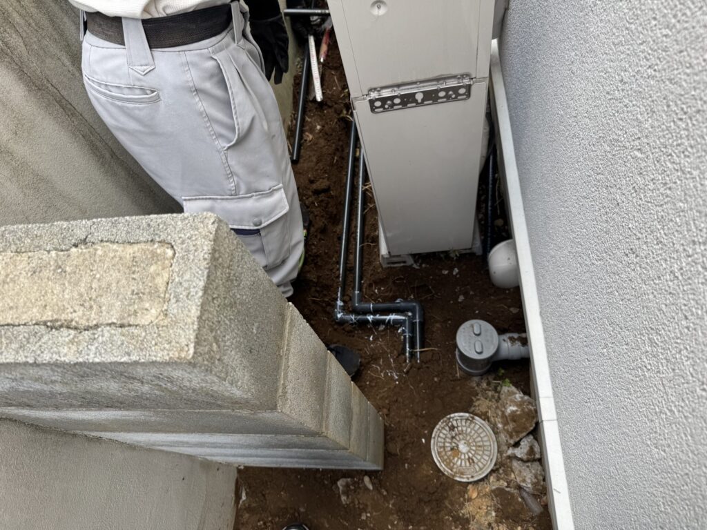 外壁や給湯器などにより、配管の延長は躱しながら行います。