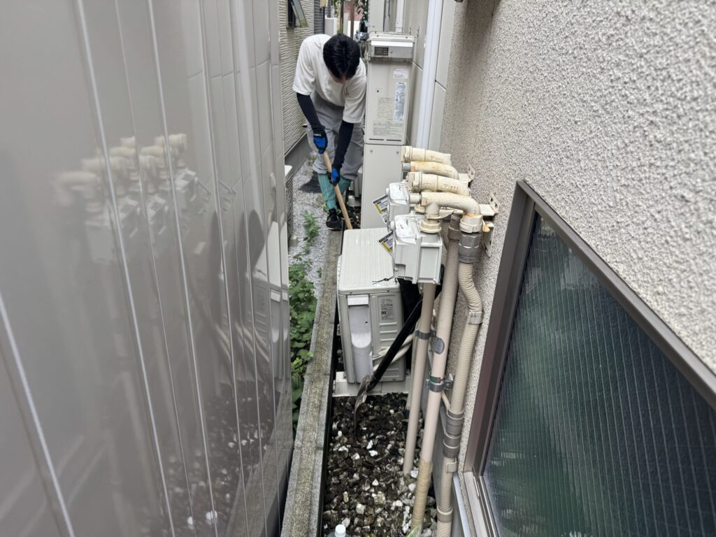 今回の現場もかなり狭いです。隣家に許可を頂き、入りながらの工事になります。