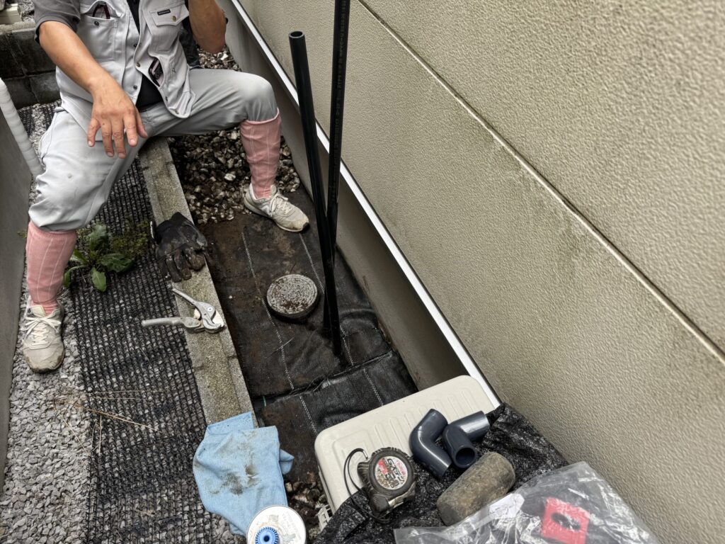 浄水器本体に接続する2本の配管を立ち上げました。