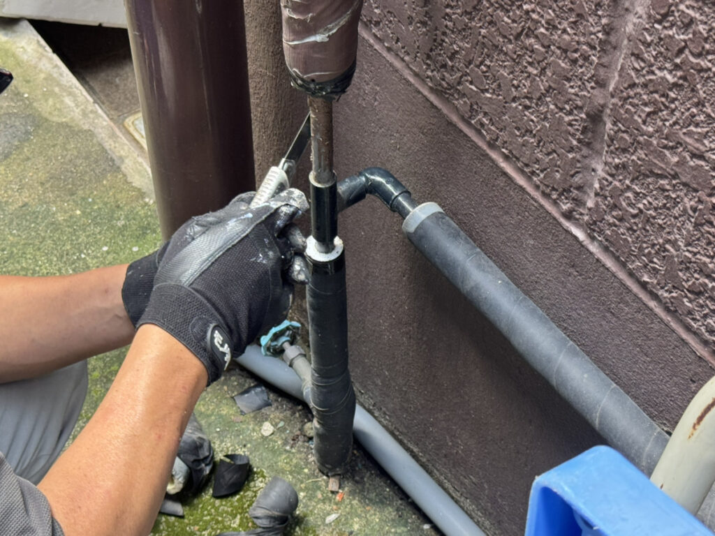 元々一階のトイレ用の給水を、地下にある野菜洗い場に分岐させていました。