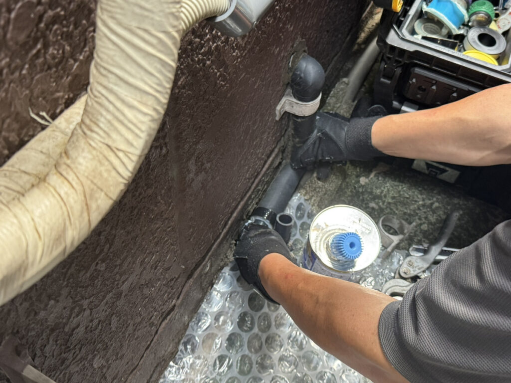 地下への給水位置が本体から遠いので、ここから配管延長を行います。