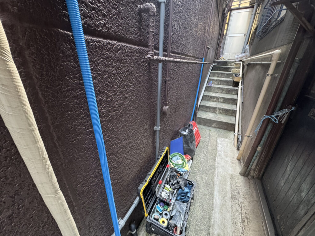 距離が長いので、比較的施工しやすいポリエチレン管で配管します。