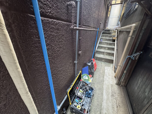 距離が長いので、比較的施工しやすいポリエチレン管で配管します。