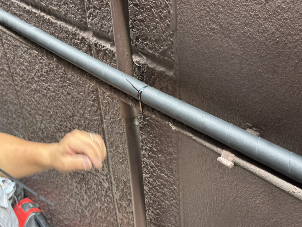 綺麗にエアロフレックスを巻き、保温していきます。