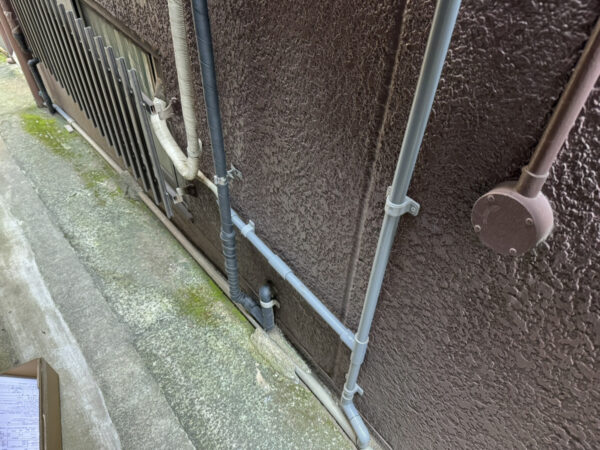 浄水器本体から地価の手洗い場まで給水を伸ばしました。