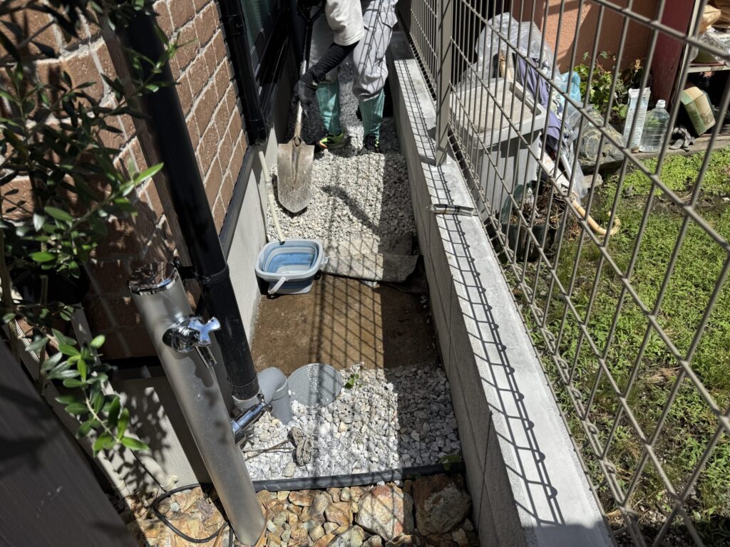 砂利を掃き、防草シートを剥いだら、給水管の捜索に当たります。