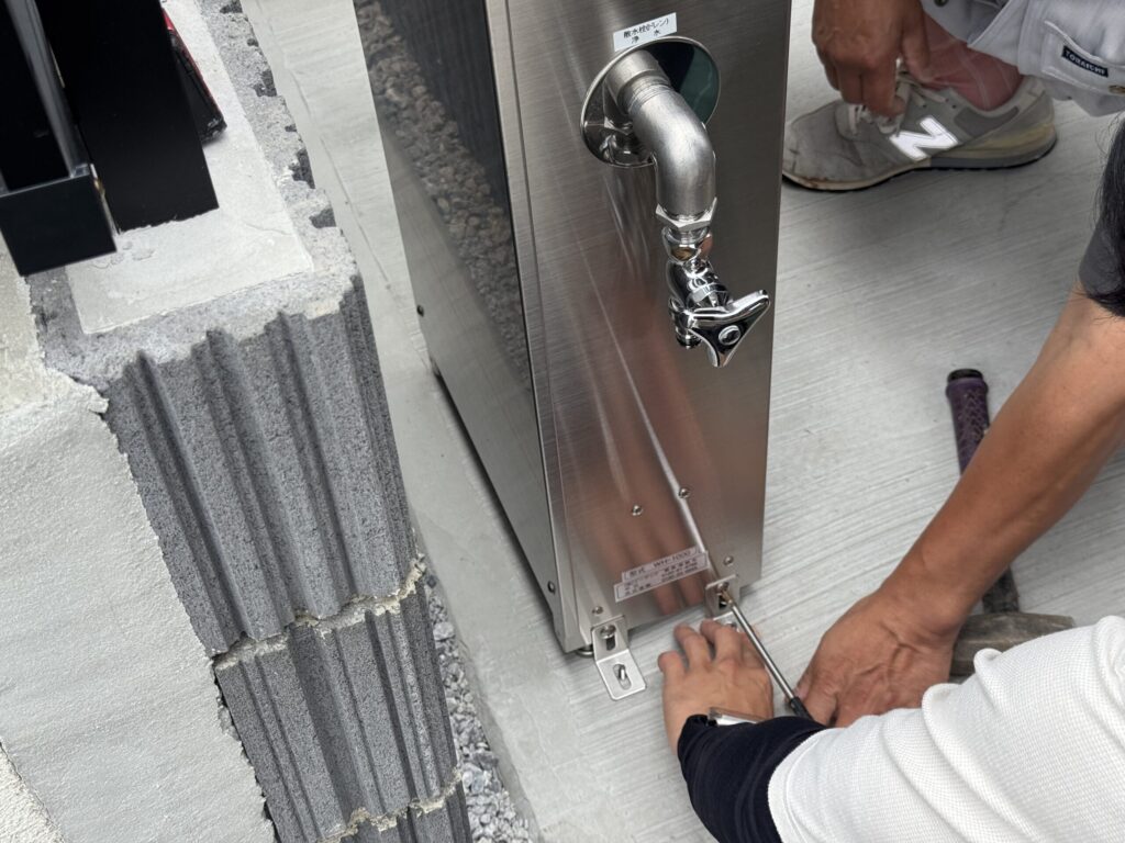 浄水器本体を固定します。コンクリート上に設置する際は、基本的に直にアンカー止めとなります。