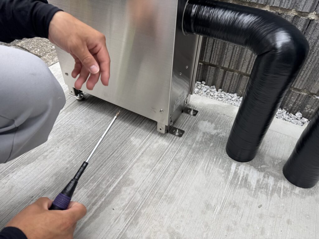 道路に面している所に設置したので、フロントパネルは手で開けられないようにしています。