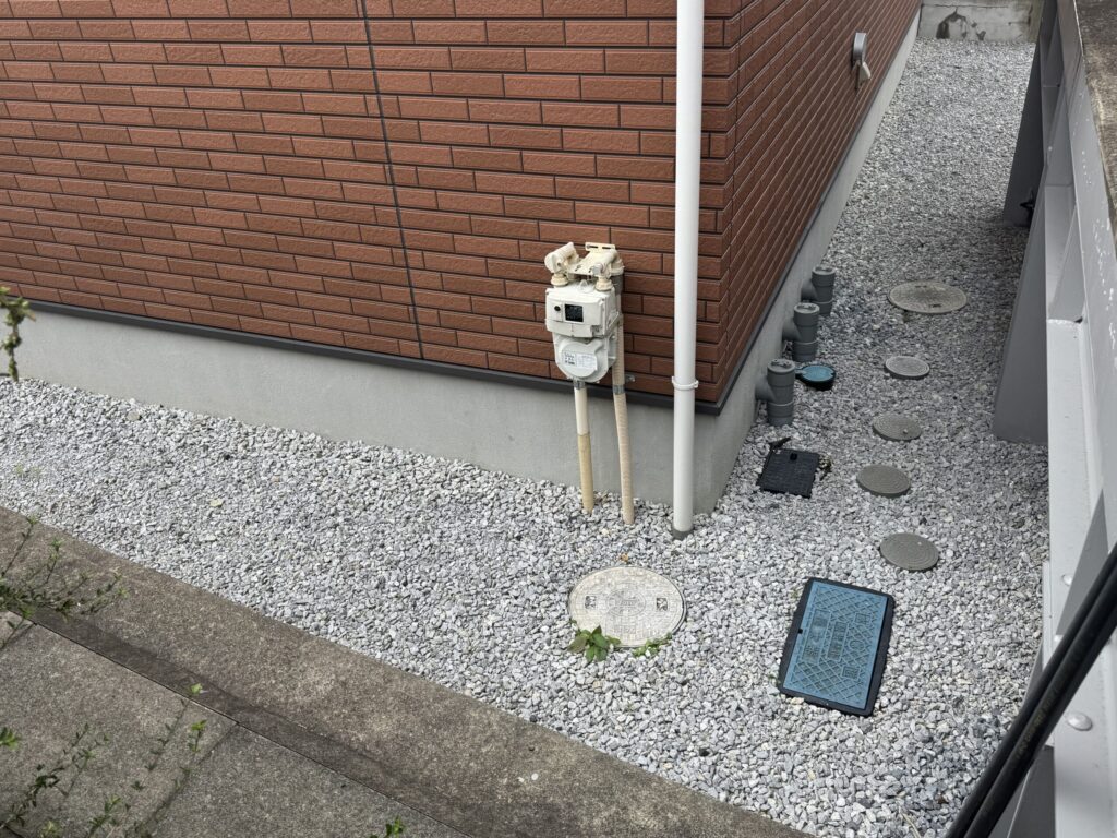設置前の状況。家中まるごと浄水器®の設置場所は、ガスメーター横になります。