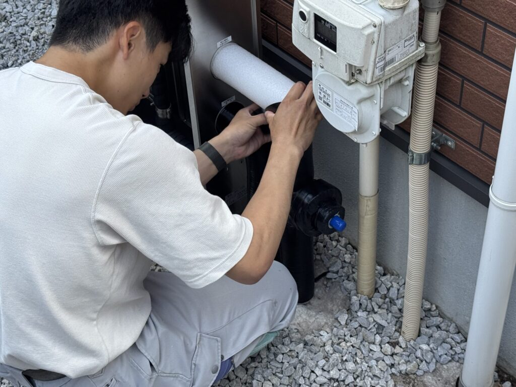 丁寧に保温材を巻いていきます。