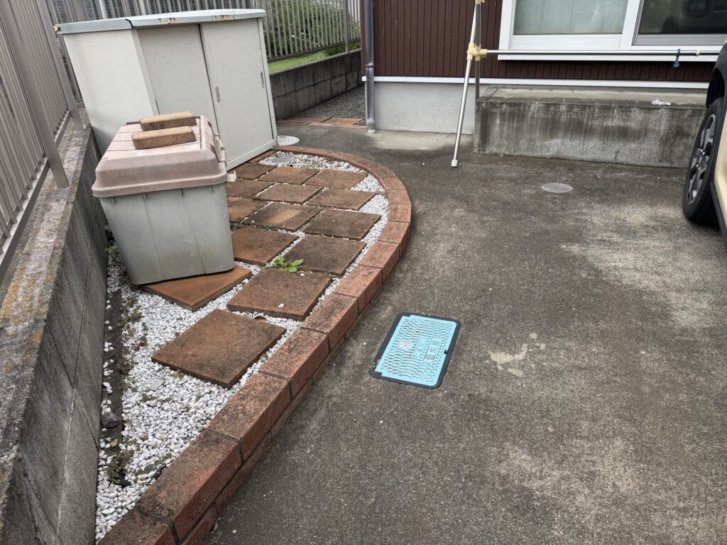 水道メーターから先で分岐している可能性が高いです。まずは向かって左側の外構を掘り進めて行きます。