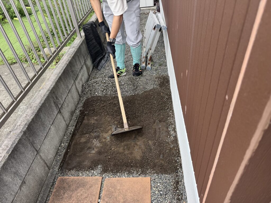 砂利を掻き、防草シートを捲ります。