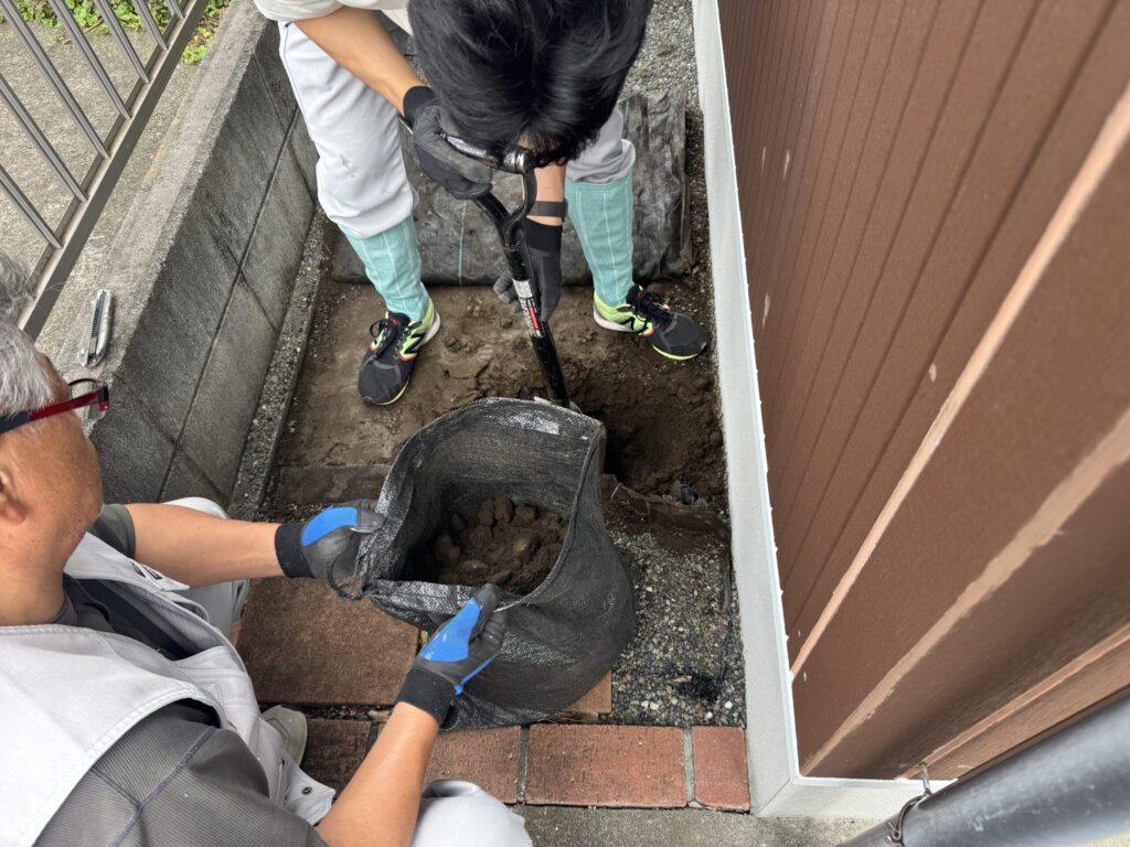 かなり深めに掘っても配管が出てきません。