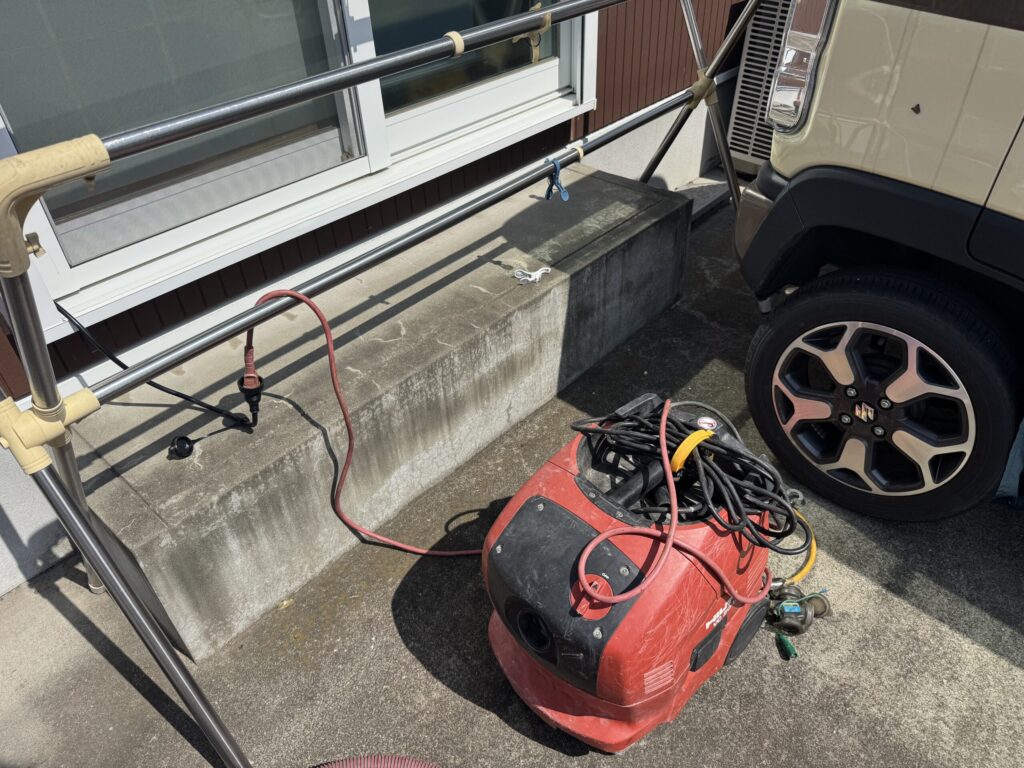 はつり工事となったため電源が必要になりましたが、外電源が見つからず。お客様に許可を頂き、宅内から引っ張らせていただきました。
