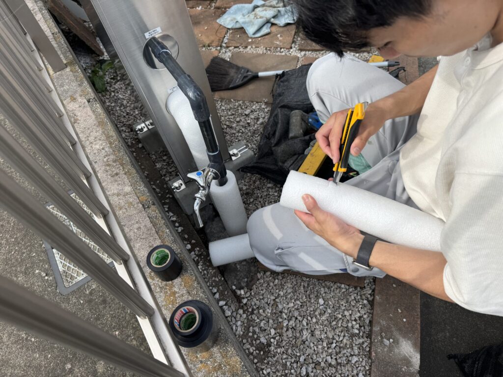 立ち上げた配管に保温材を巻きます。水道水の出る蛇口の部分はくりぬいておきます。