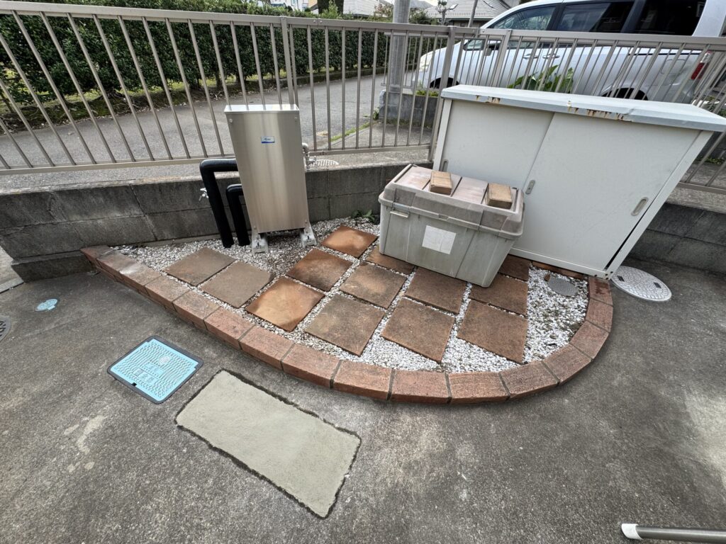 設置が完了しました。敷かれていたタイルも綺麗に元通りです。