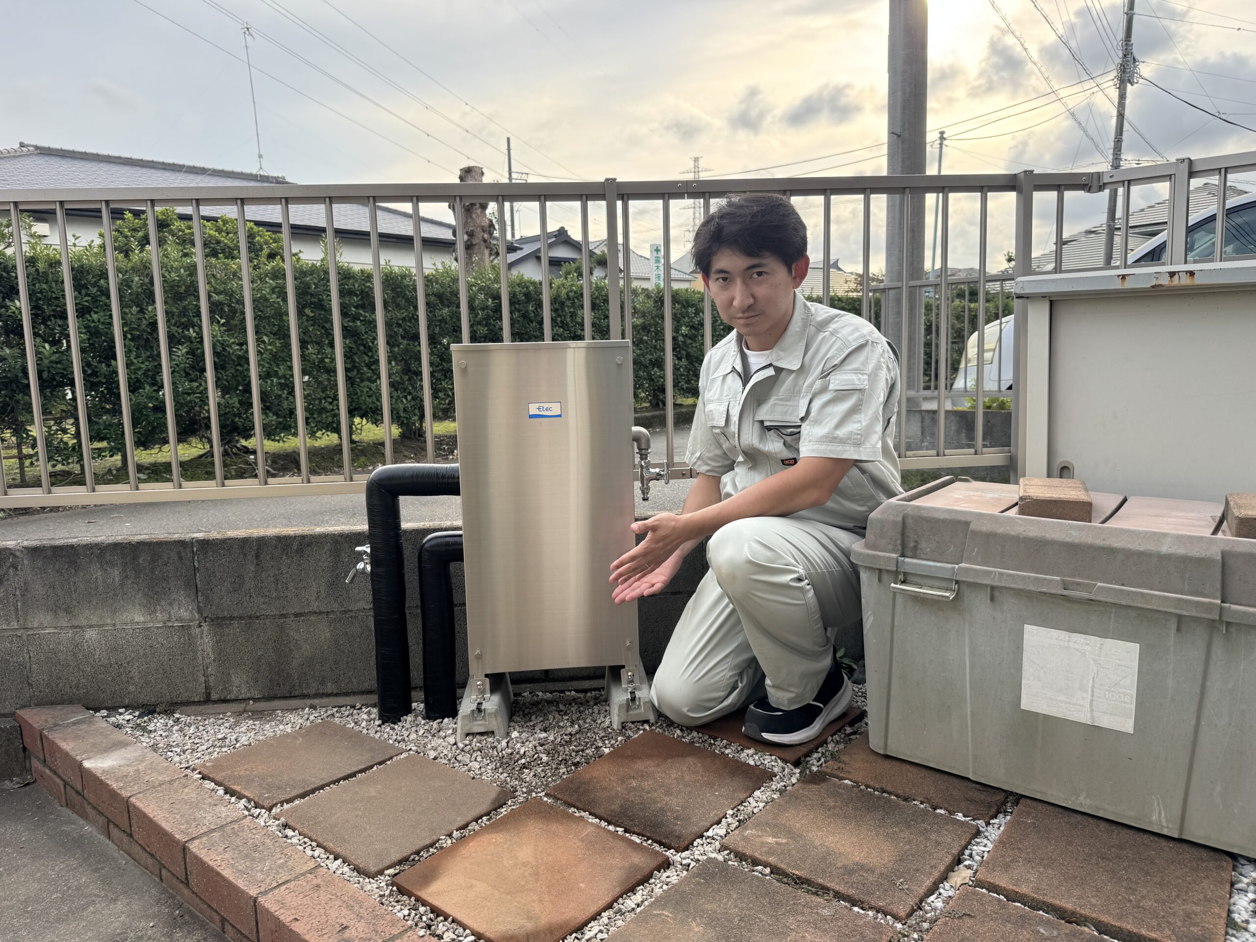 記念撮影。家中まるごと浄水器®はかなりコンパクトです。